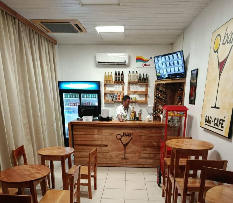 Inauguración del nuevo punto de venta QBAR en la SUE del Aeropuerto Internacional Frank País de Holguín.